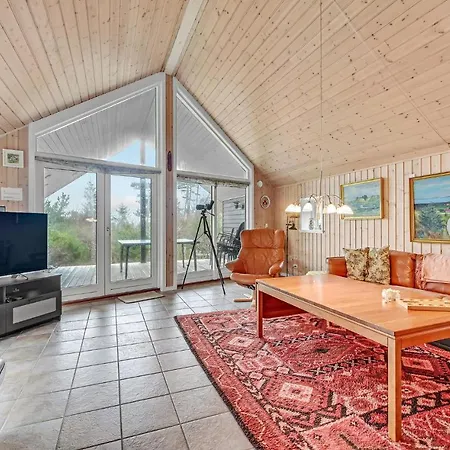 Pet Friendly In With Kitchen Holiday home