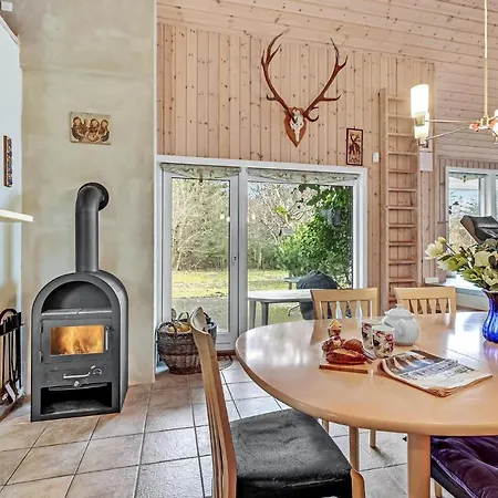 Pet Friendly In With Kitchen *