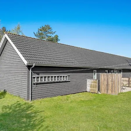 Pet Friendly In With Kitchen