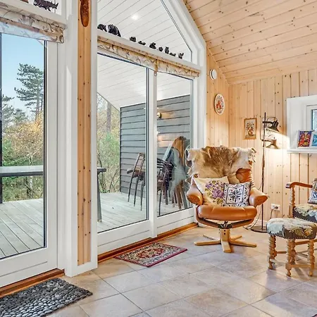 Pet Friendly In With Kitchen