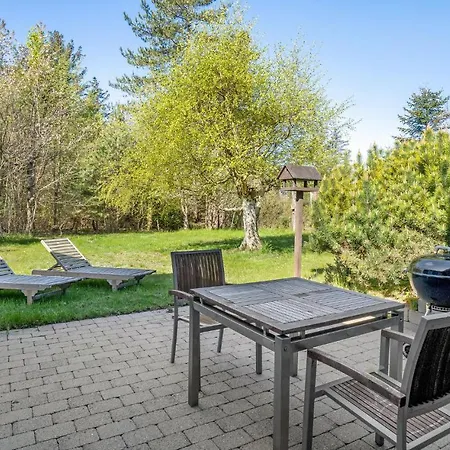 Pet Friendly In With Kitchen Holiday home