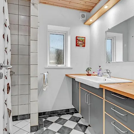 Pet Friendly In With Kitchen Holiday home